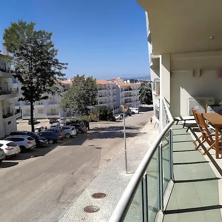 Family Friendly 3 Bedroom Apt, Ideally Located In Lejlighed *