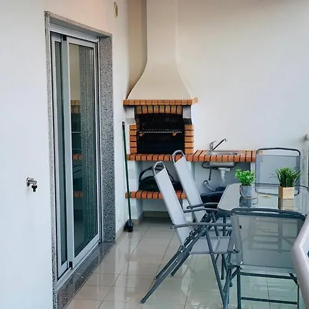 Family Friendly 3 Bedroom Apt, Ideally Located In Lejlighed