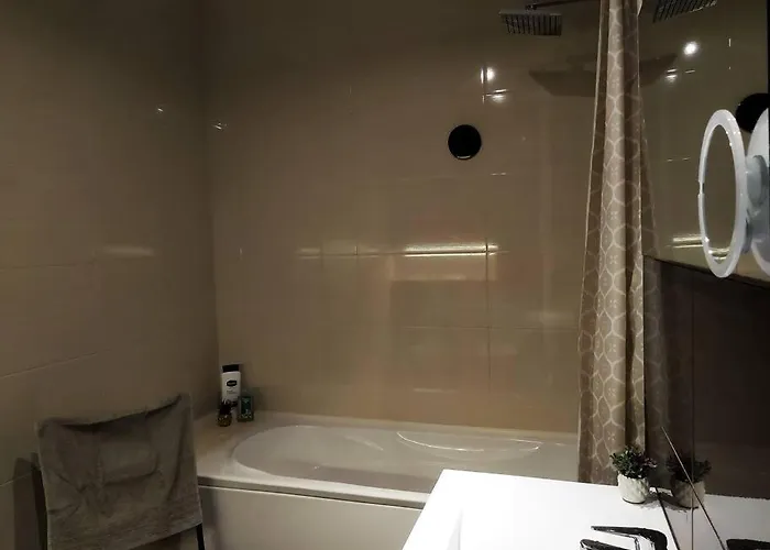 Family Friendly 3 Bedroom Apt, Ideally Located In Apartamento