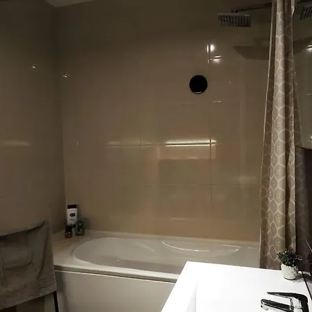 Family Friendly 3 Bedroom Apt, Ideally Located In Apartment
